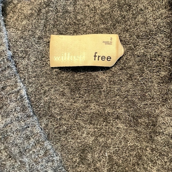 Oversized Aritzia cropped sweater - Picture 2 of 3